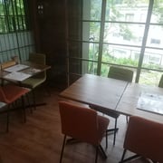 ラクに座れる椅子席からは庭の緑が楽しめます