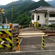 駐車場を出てすぐにある青梅線の「鶴石踏切」を渡り「青渭神社]のサインをフォローします。