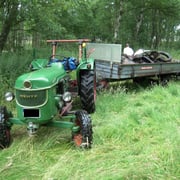 Für den NABU im Einsatz: Der Anhänger des alten Deutz wurde voll.