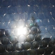 エアセルマットを透かして太陽の輝きを望む。