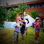 お絵かき前に、マスクをしましょうね。