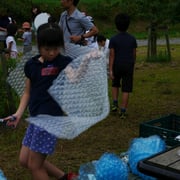 エアセルマットと踊っているみたいです。