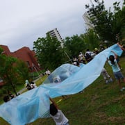 大きなエアセルマットをみんなで運びます。