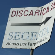 cartello discarica dentro a una cava