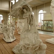  Étude avec Hugo debout (Version 2) Le même composition est reprise et Rodin y ajoute des personnages au- dessus de l'écrivain.