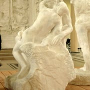 Le baiser : cette œuvre, si douce, si romantique appartient aussi à la porte de l'enfer. Elle est aussi inspirée de la Divine Comédie de Dante.