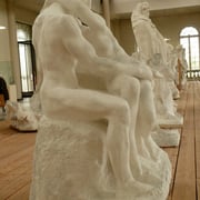 Le baiser : En tournant autour des amants, on est frappé par la fluidité de leurs gestes. Et pourtant, observez bien le dos de Paolo. Sous cet angle, il y une grande tonicité.