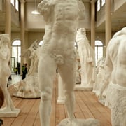  L'homme qui marche, de face Pour Rodin, ses œuvres sont vivantes. Réutiliser des parties conçues pour un autres projet est une manière de les faire exister. Ici, Il a récupéré le buste d'un Saint Jean-Baptiste et les jambes d'un autre Saint Jean-Baptiste