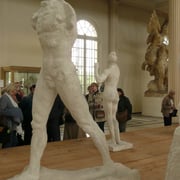  L'homme qui marche, de côté Pour monter l'amplitude du pas et la "tricherie" de Rodin : les 2 pieds sont au sol. Mais avec un mouvement d'une telle dynamique, le pied arrière devrait décoller le talon... Rodin prend des libertés avec la vérité anatomique