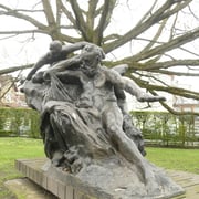  Victor Hugo - A l'entrée du musée de Meudon.