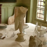 Sur la table du déjeuner, Rodin aimait disposer d'une ou 2 pièces de sa collection. Il tenait à les observer, les manipuler et les étudier "sous toutes les coutures". Elles étaient tout à la fois une source de plaisir, d'inspiration   et d'apprentissage