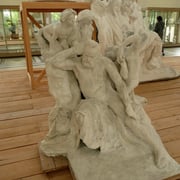 Étude avec Hugo assis. Plus d'adoratrices, les femmes sont autour et au dessus de lui. PS : notez la position de son bras tendu...