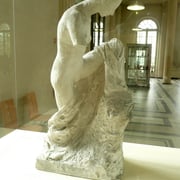 Titre ??? Référence aux statues antiques. En l'absence de bras, on fait la relation avec la Vénus de Milo.