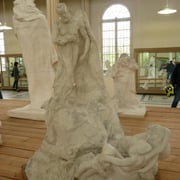 Étude avec Hugo debout (Version 1) Les femmes à ses pieds, telles des adoratrices ?