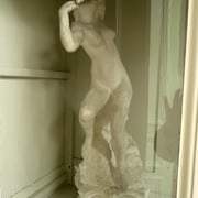 Statuette en plâtre où les personnages semblent figés en un instant fugace de leur danse.