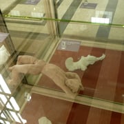 Étude. homme ou femme, leurs corps se tordent...