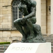 Dans le jardin de Meudon, cette sculpture surplombe la tombe de Rodin. Après avoir vécu et créé de si nombreuses années à cet endroit, il semblait juste qu'il y reste pour la postérité à proximité du musée qu'il avait désiré.