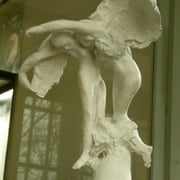 Les bénédictions Une petite sculpture extraite d'un projet monumental avorté : La Tour du Travail Après cette extraction, Rodin a songé en faire un agrandissement. Mais la taille faisait perdre en intensité. Il a donc renoncé.