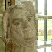 Alors il recommence et cherche de nouveau. Il se concentre sur le visage, car la robe de bure qui sert de tenue de travail à Balzac masquera le reste de son corps.