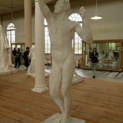 L'âge d'airain : première œuvre et premier scandale. Rodin a-t-il sculpté ou moulé sur le vif car elle est à la taille réelle du modèle ? Rodin ne fera plus de "taille réelle"; mais du petit ou du monumental. Il voulait être connu. C'est gagné !