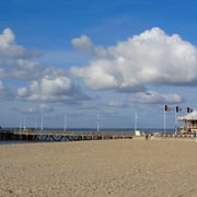 La plage en face du Palais du Congrès