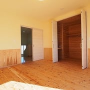 寝室は大容量の収納が備えられました。