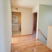 ホールの奥には洗面室とトイレがあります。