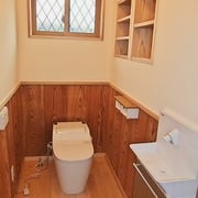 チャフウォール＋腰板で仕上げたトイレ。