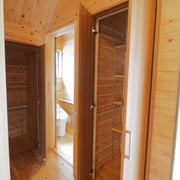 ホールに収納を設けています。