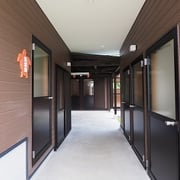 管理棟とトイレ棟の間の通路。