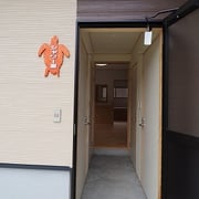 外からの入口。看板がウミガメの形で可愛いです。
