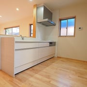 システムキッチンには吊戸を設けず、開放的にしています。