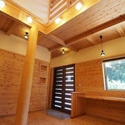 八女杉の丸太柱はとても存在感があり、上部は吹き抜けとなっています。