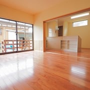 リビングは対面キッチンを設けて広くなりました。