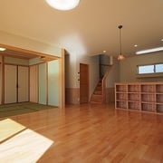 リビングダイニングは奥に対面式のキッチンがあります。