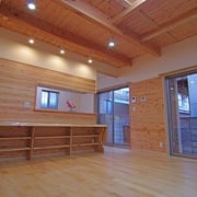 無垢の木をふんだんに使用したリビング。