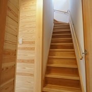 杉板で造った階段の横には150mm角のヒノキの大黒柱があります。
