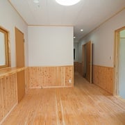 受付カウンターには一枚板を使用しています。