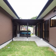 宿泊棟への通路も屋根が付いており、炊事ができるように流し台が２つあります。