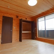 寝室の天井と床に杉板を貼り、壁に飾り棚を設けました。