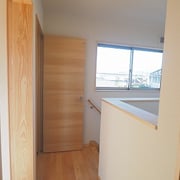 階段上にトイレを設けています。