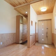 玄関はお客様と家族とを分けて使いやすいようになっています。