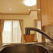 キッチンからリビングを望む。