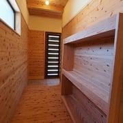 ギャラリースペースの裏には納戸があり、とても使いやすいです。