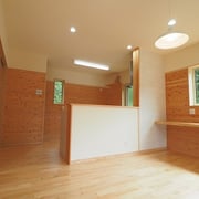 キッチン背面の壁には一部タイルを貼っています。