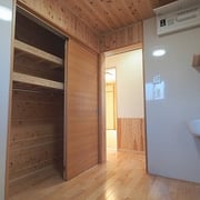 洗面脱衣室には大きな収納があり使いやすいです。