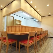 カウンターで過ごす、落ち着いた店内。