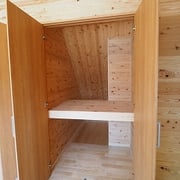 階段下の収納には長い物が置けるように奥深いです。