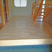 既存の床の上から貼った訳ではないので敷居との差が若干付いています。