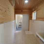 洗面脱衣室は広く、2方向から出入りができます。